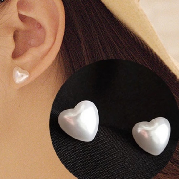 NEW!๐๐GIRLY CUTE!๐PEARL LOOK!๐HEART STUDS!๐๐ - Picture 5 of 6